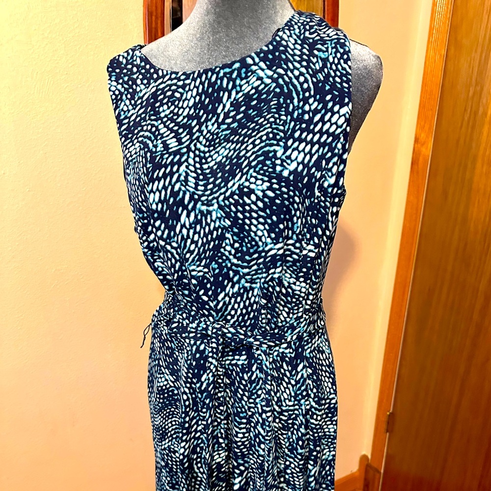 Comfortable shirtwaist size 14 dress.